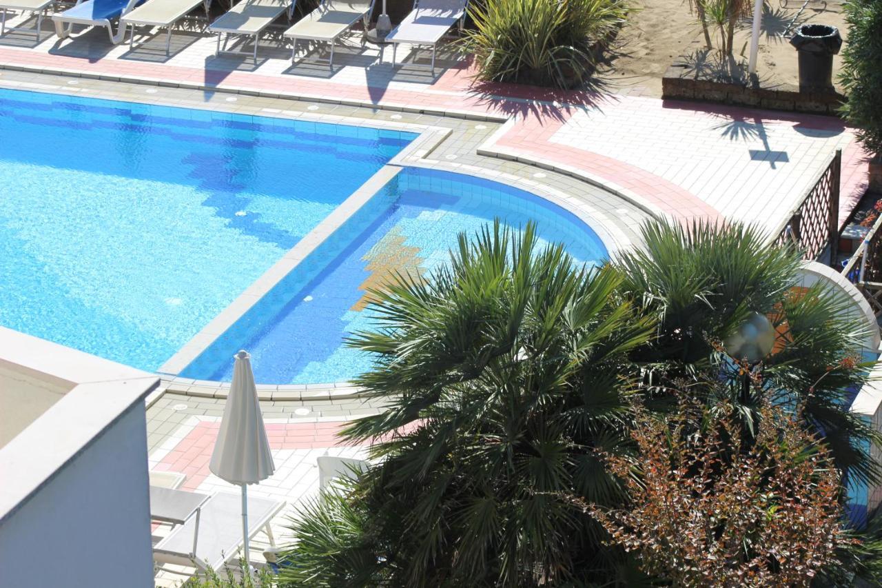 Eurobeach Residence คาวัลลิโน-เตรปอร์ติ ภายนอก รูปภาพ